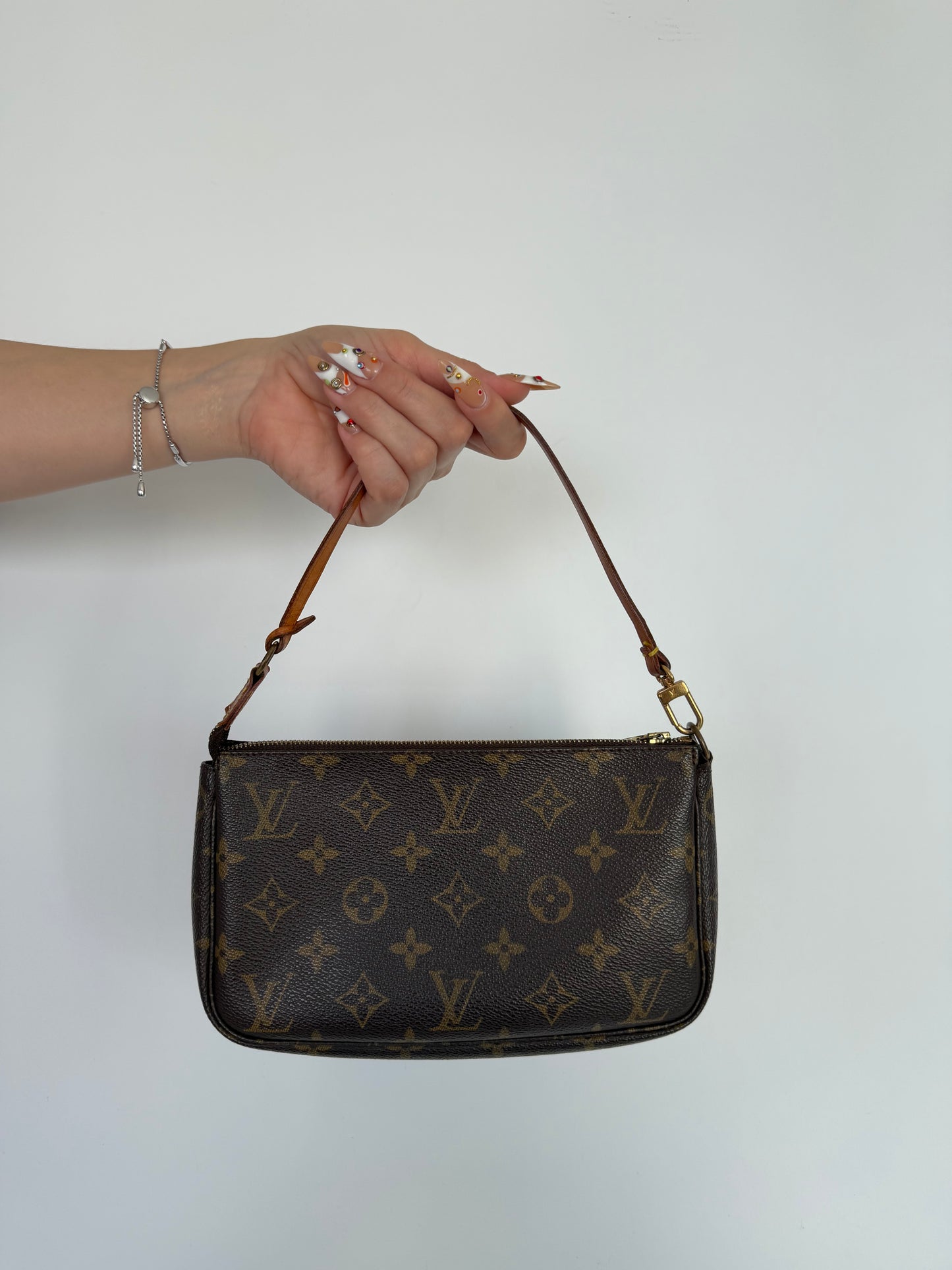LV Pochette